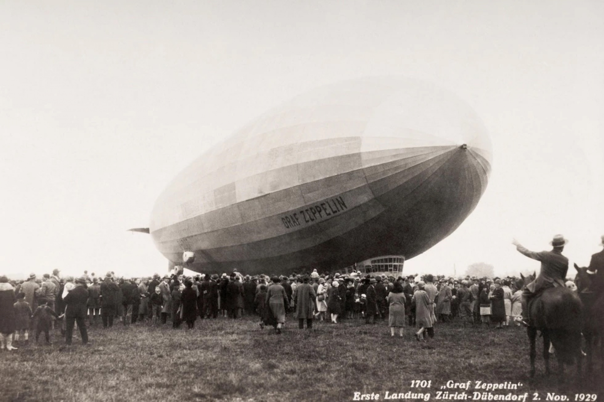 Le Graf Zeppelin dans le ciel de Corseaux Villa «Le Lac» Le Corbusier